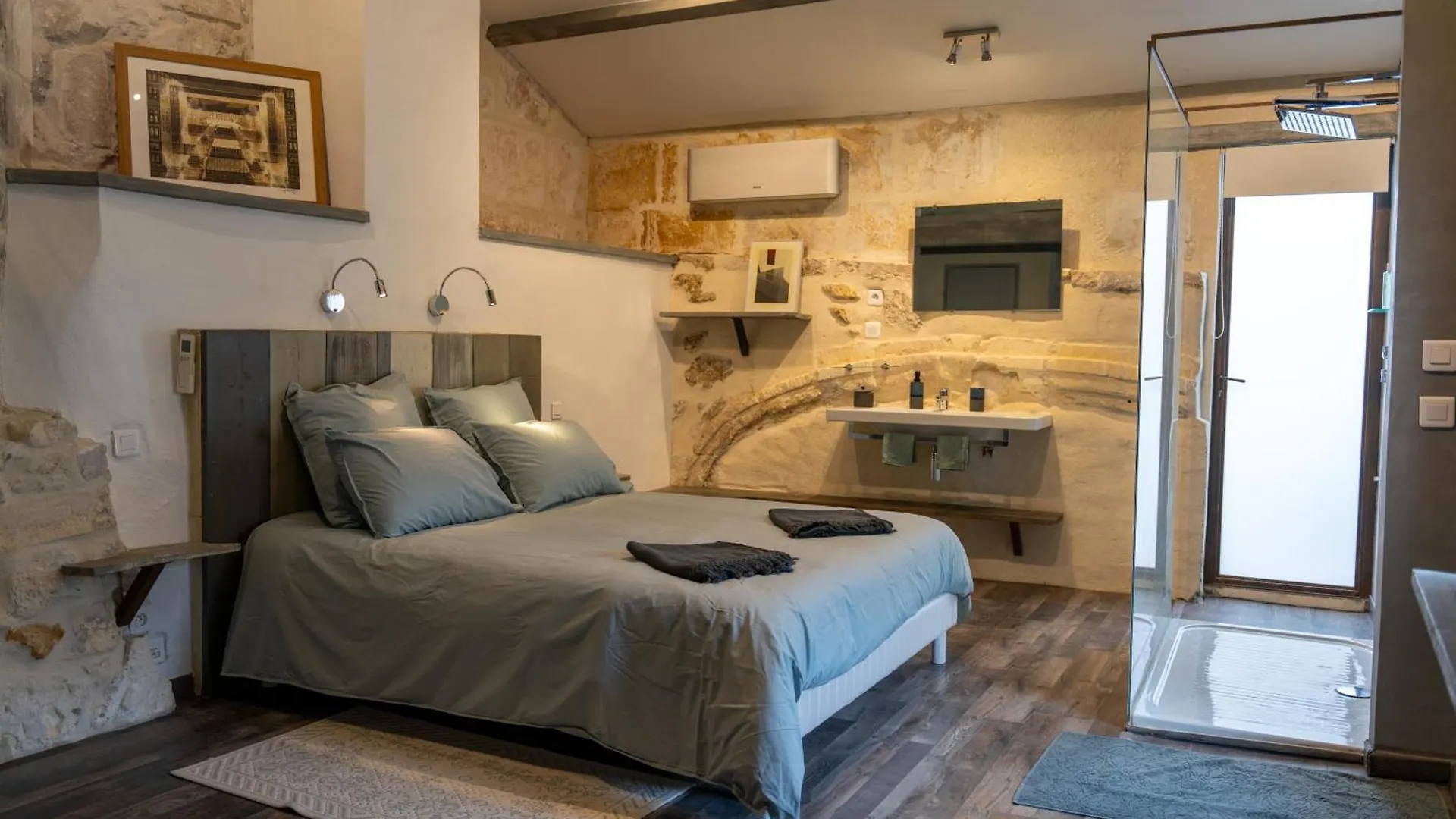 Maison De Charme En Centre-Ville 4 A 6 Personnes Arles 0*,  France
